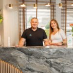 mężczyzna i kobieta za ladą recepcyjną