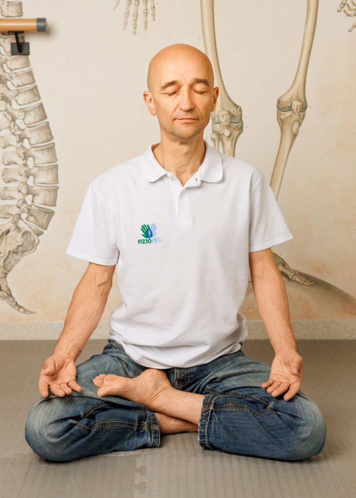 Mężczyzna siedzi w pozycji jogi