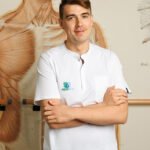 Fizjoterapeuta w białym kitlu