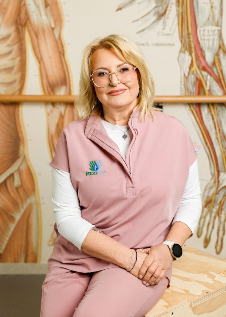 Kobieta w różowej odzieży siedzi na ławce