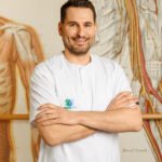 Uśmiechnięty fizjoterapeuta