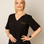 Pani kosmetolog w czarnym kitlu