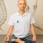 mężczyzna w pozycji lotosu