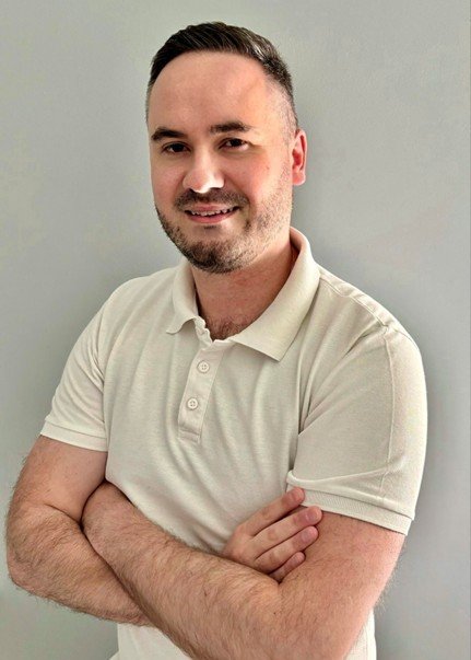 Urolog - mężczyzna w białej koszulce polo