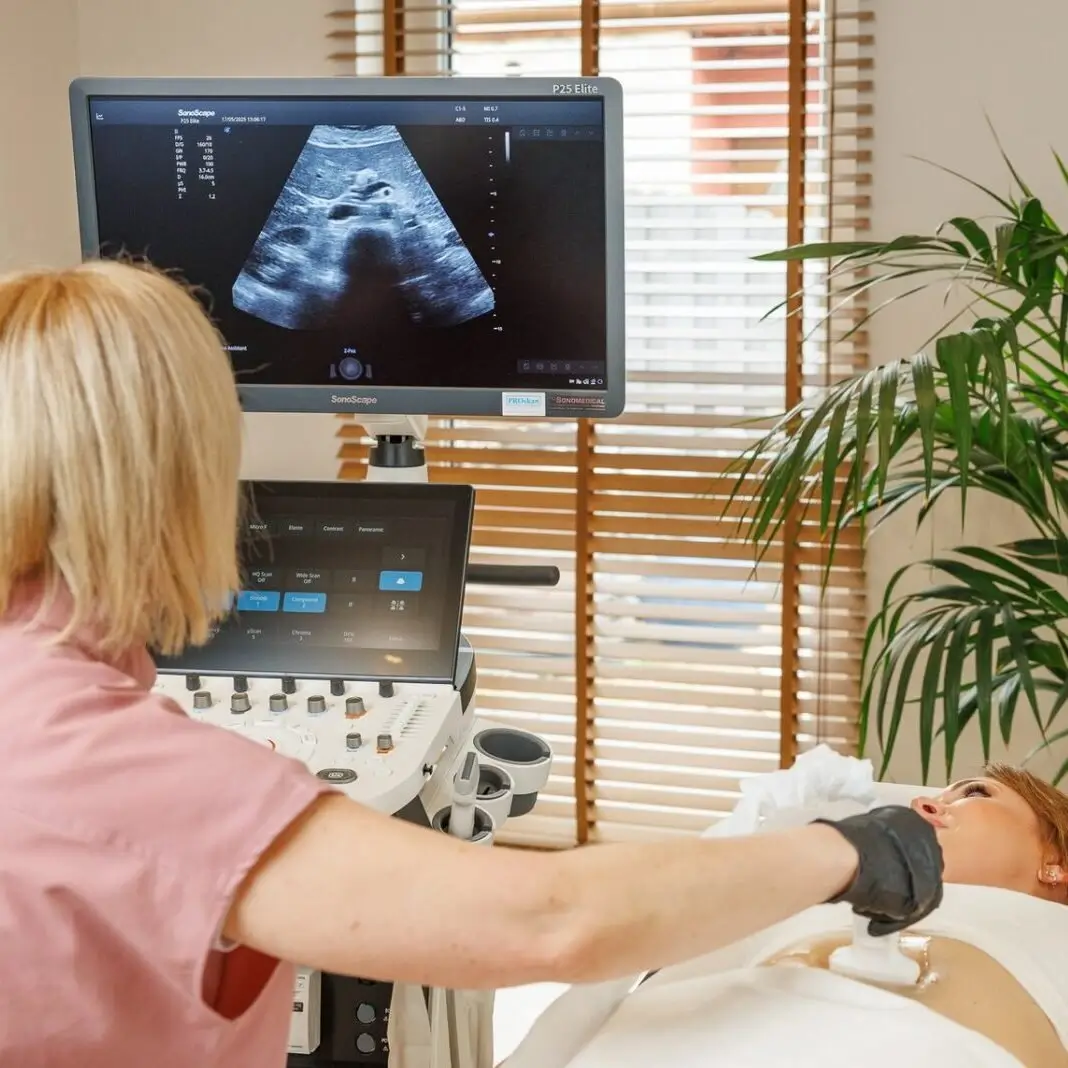 Radiolog przeprowadza badanie USG